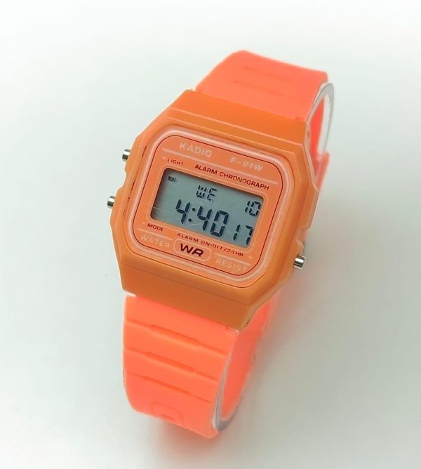 NIÑA NARANJA Reloj Digital Clásico — Colores Vivos